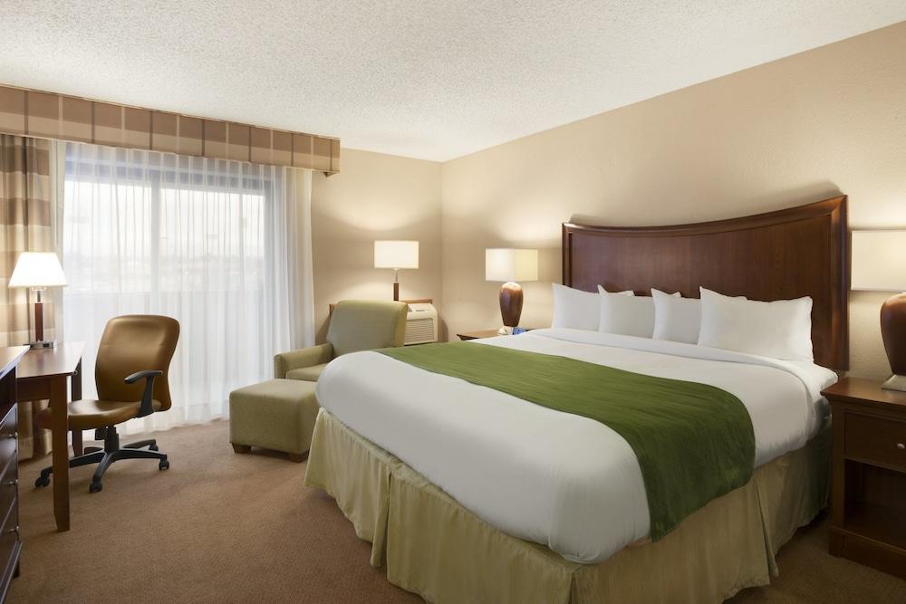Wingate By Wyndham Airport East Hotel 3*