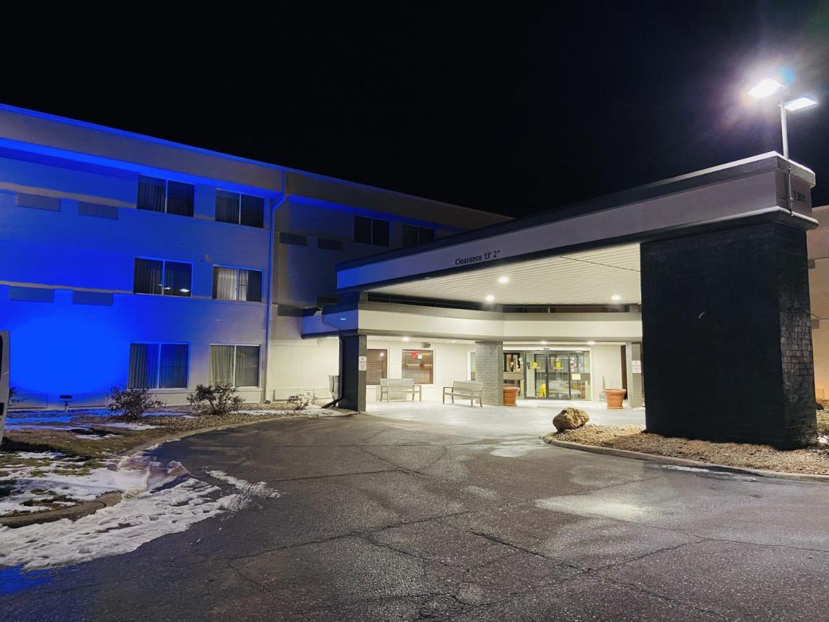 Wingate By Wyndham Airport East Hotel 3*